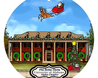 Könnte beinhalten: Runder Weihnachtsschmuck mit einem für die Feiertage geschmückten Studentenwohnheim. Der Weihnachtsmann in einem von Rentieren gezogenen Schlitten fliegt über dem Haus. Der Schmuck enthält den Text "Phi Delta Theta University of Alabama Alpha Chapter."