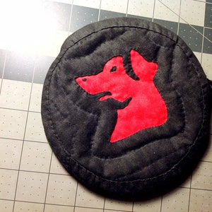 Monedero de estilo acolchado cosido a mano con perro afortunado de moda única