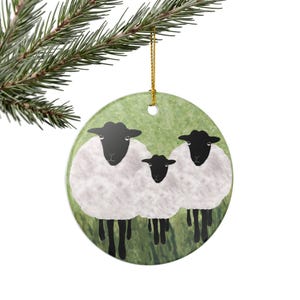 Keramik Ornament, drei Wollschafe auf der grünen Wiese, handgemachte rustikale Weihnachtsdekoration, Weihnachtsgeschenk, Bauernhaus Dekor, Geschenk für Sie,