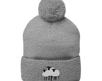 Copia de gorro de punto con pompón y rebaño de ovejas bordado