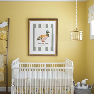 Decorazione murale personalizzata con anatra per cameretta, stampa personalizzata con nome e data, decorazione per cameretta con acquerello, arte con animali da fattoria per ragazzi, cameretta gialla