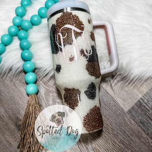 Glitter Cowprint - Copos, Koozies e Garrafas de Aço Personalizados Magnolia/Yeti/Stanley