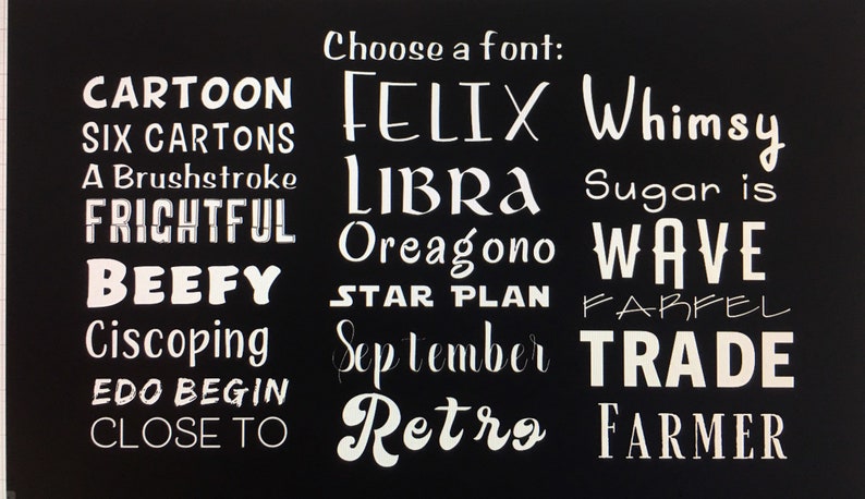 K&ouml;nnte beinhalten: Eine schwarze Tafel mit dem Text "W&auml;hlen Sie eine Schriftart:" in wei&szlig;. Unter dem Text stehen verschiedene W&ouml;rter in verschiedenen Schriftarten, darunter "Cartoon", "Felix", "Whimsy", "Libra", "Sugar is", "Frightful", "Oreagono", "Wave", "Beefy", "Star Plan", "Farfel", "Ciscoping", "September", "Trade", "Edo Begin", "Retro" und "Farmer".