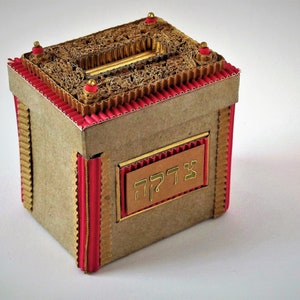 pequeña caja tzedaká, caja de dinero, cartón corrugado, marrón y magenta, bar murciélago misvah, judaica, salmón Hanna