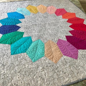 Colcha moderna arcoíris, colcha para bebé hecha a mano, colcha con rueda de colores, manta contemporánea para guardería, tapiz de pared arcoíris, venta de colchas hechas a mano