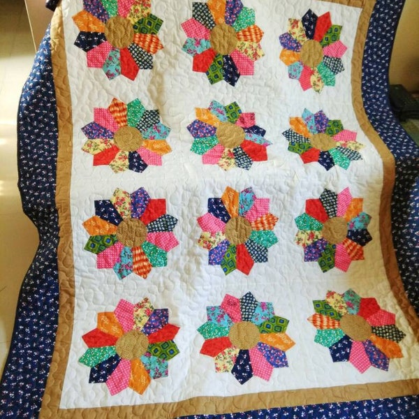 Heirloom quilt, Queen size quilt sale, dresden plate quilt, classic patchwork quilt, Twin quilt, Handmade quilt, traditional design quilt,