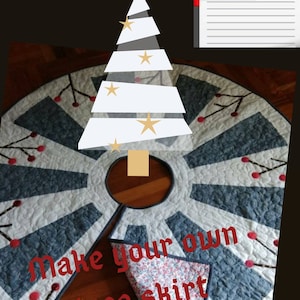 Może przedstawiać: Wzór PDF na pikowaną spódnicę choinkową w kolorze niebieskim i białym. Spódnica jest ozdobiona czerwonymi jagodami i gałązkami. Na spódnicy widoczny jest napis "Make your own tree skirt".