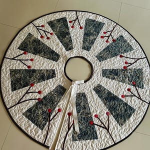 Christmas tree skirt, holiday tree skirt, Xmas decorations, red tree skirt, quilted tree skirt, Handmade Christmas quilt, Christmas homedeco