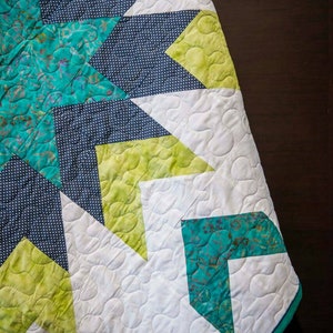 Handmade quilt. Star quilt. Homemade quilt. Modern throw. Patchwork quilt. Baby quilt. Lap quilt. Crib quilt. Blue and green quilt.