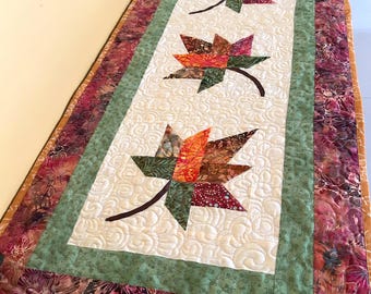 Gestepptes Ahornblatt Tischläufer: Bali Batik Herbst Dekor
