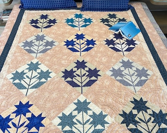 Blaue und cremefarbene Patchworkdecke, klassischer Quilt, Handgemachte Quiltdecke, Quiltdecke in Originalgröße,