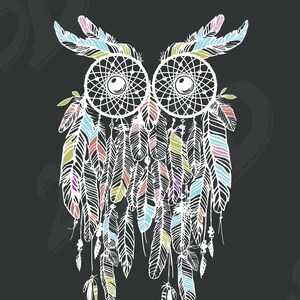 Pode incluir: Um apanhador de sonhos branco com penas em tons de verde, azul, rosa e vermelho. O apanhador de sonhos tem a forma de uma coruja com dois círculos grandes para os olhos. O texto "DREAMY DAYS" está abaixo do apanhador de sonhos.