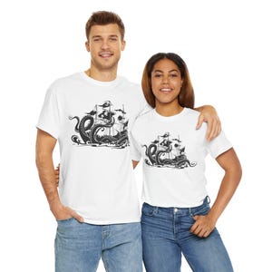 Piraten-Abenteuer-T-Shirt, Piraten-Shirt, Ozeanschiff und Oktopus-Grafik-T-Shirt, nautisches Thema T-Shirt, Unisex-Baumwoll-T-Shirt