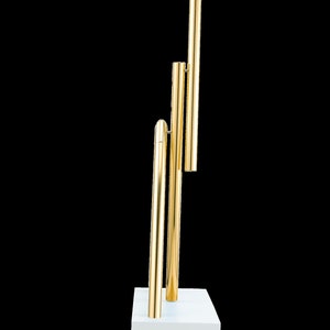 Swinging Sticks Mini Colore bianco opaco/oro lucido Un'affascinante fusione di arte cinetica e design senza tempo. immagine 3