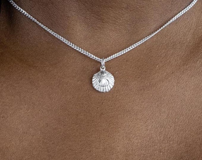 Caribbean Clam Shell Pendant with Chain in 925 Sterling Silver