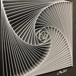 Pode incluir: Uma obra de arte em papel emoldurada com um design geométrico de tiras brancas sobrepostas que criam um padrão de redemoinho. A assinatura do artista "Munkit" está no canto inferior direito.