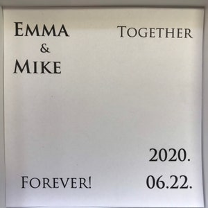 Op de afbeelding: Witte kaart met zwarte tekst die "Emma & Mike Samen Voor altijd! 2020. 06.22." luidt.