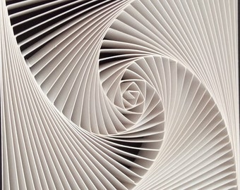 Peut inclure: Une sculpture en papier blanc avec un motif en spirale. La sculpture est composée de nombreuses couches de papier qui sont pliées et superposées pour créer un effet tridimensionnel.