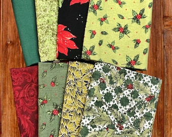 Pode incluir: Um conjunto de oito quadrados de tecido com vários padrões natalinos. Os tecidos incluem cores verde, vermelho, preto e branco com desenhos de folhas de azevinho, poinsettias e flocos de neve.
