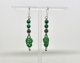 MALACHITE - Boucles d’oreilles vertes en Macramé / Gemmes / Perles Hématite / Bijoux en Macramé / Micro Macramé / Boucles Pendantes