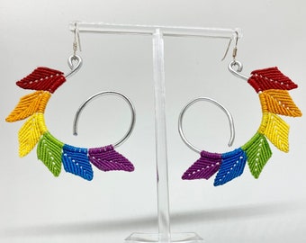 PRIDE - Boucles d'Oreilles Feuilles Arc en Ciel  en Macramé / Bijoux en Macramé / Micro Macramé / Bijoux Ethniques / Cadeau pour Elle