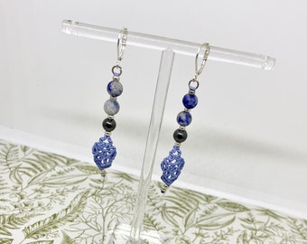 SODALITE - Boucles d’oreilles bleues en Macramé / Gemmes / Perles Hématite / Bijoux en Macramé / Micro Macramé / Boucles Pendantes