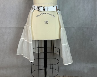 Upcycled Mash Up aus dem abgestuften Petticoat der 1950er Jahre und einem weißen gewebten Gürtel mit silbernen Ösen und Haken - perfektes Accessoire für alles