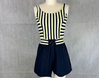 Traje de baño vintage de una pieza para mujer de 1960: corpiño náutico a rayas clásico de buen gusto y fondo corto completo