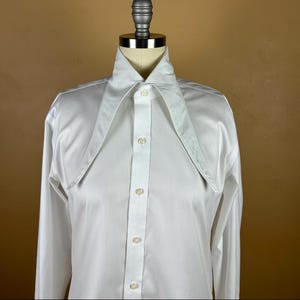 Camisa blanca de cuello alto tipo daga reciclada; top llamativo de estilo años 70 de inspiración de diseñador - Género fluido
