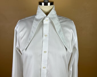 Upcycled langes weißes Kleid mit Dolchkragen; Designer inspiriertes übertriebenes 70er Jahre Statement Top - Gender Fluid