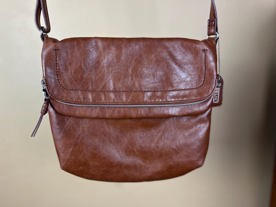 Vintage Genuine Leather Shoulder Bag in Fold Over Envelope Style - Designer Brand With Zipper Top, Logo Dog Tag, Adjustable Handle Length, foto 2 di 5