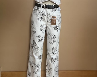 Calça jeans branca nova, sem etiqueta, com estampa de rosa vintage preta.