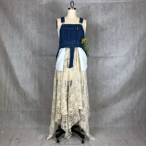 Gedeconstrueerde hybride denim overall en met de hand gehaakte kanten trui - een mengelmoes van werkkleding en vintage tafelkleed