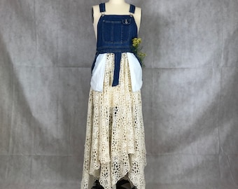 Mono de mezclilla híbrido deconstruido y jersey de encaje tejido a mano: una combinación de ropa de trabajo y mantel vintage.