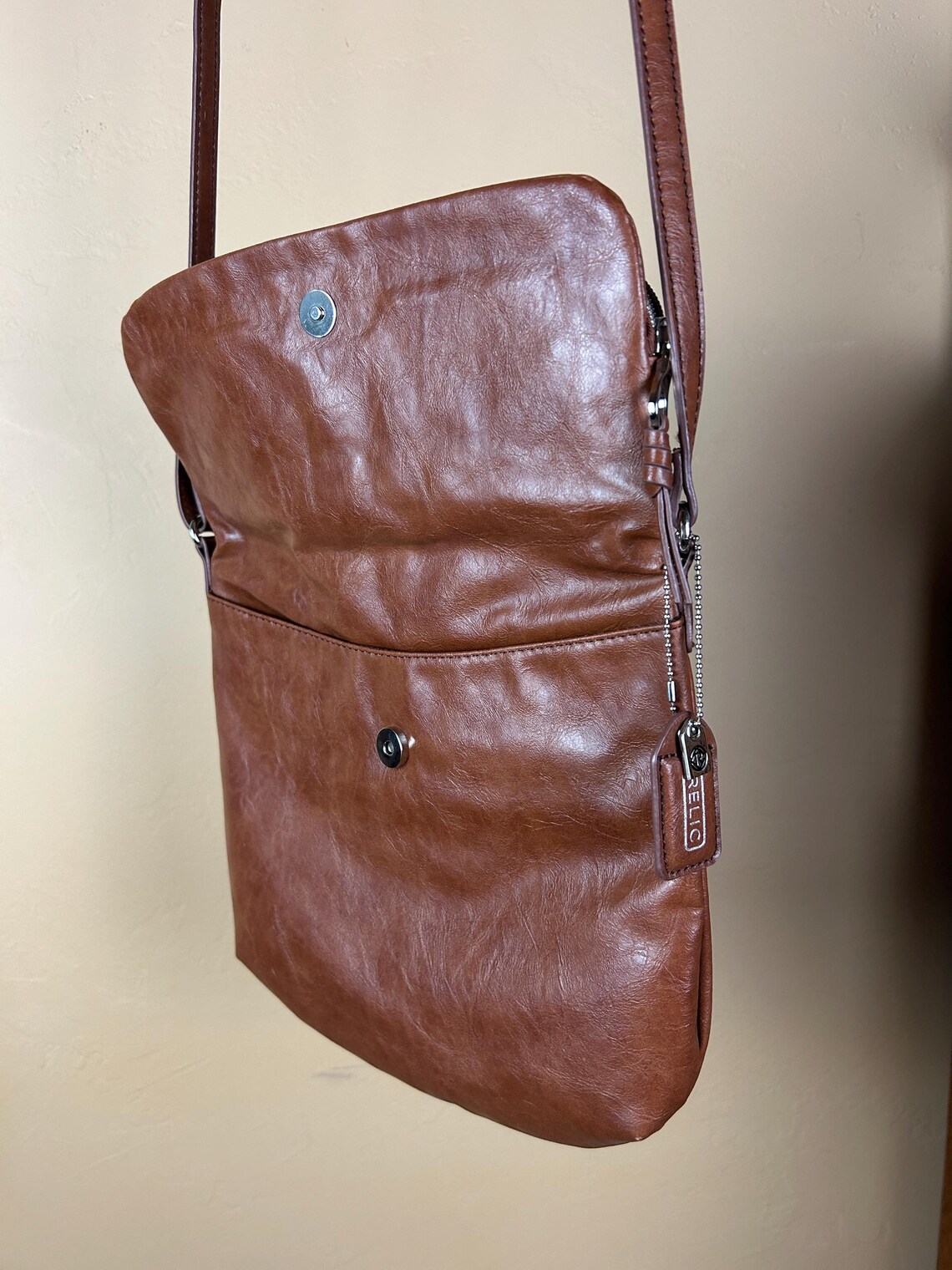 Vintage Genuine Leather Shoulder Bag in Fold Over Envelope Style - Designer Brand With Zipper Top, Logo Dog Tag, Adjustable Handle Length, foto 4 di 5
