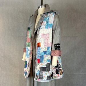 Återvunnet vändbart quiltväst: Vintage trenchcoat