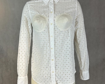 Vintage Upcycling Mashup! Der 50er Jahre Bullet Bra und die 1990er Jahre Stehkragen-Bluse kreieren eine trendige Statement-Bluse