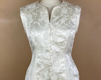 Colete feminino de brocado marfim desconstruído e reaproveitado, feito a partir de um vestido longo formal vintage dos anos 80.