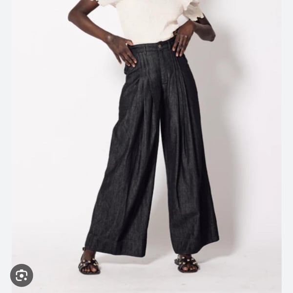 Jeans neri firmati N.W.T. a vita alta e gamba larga in denim scuro - Dettaglio pieghe a pin tuck sul davanti, tasche multiple, mai indossati