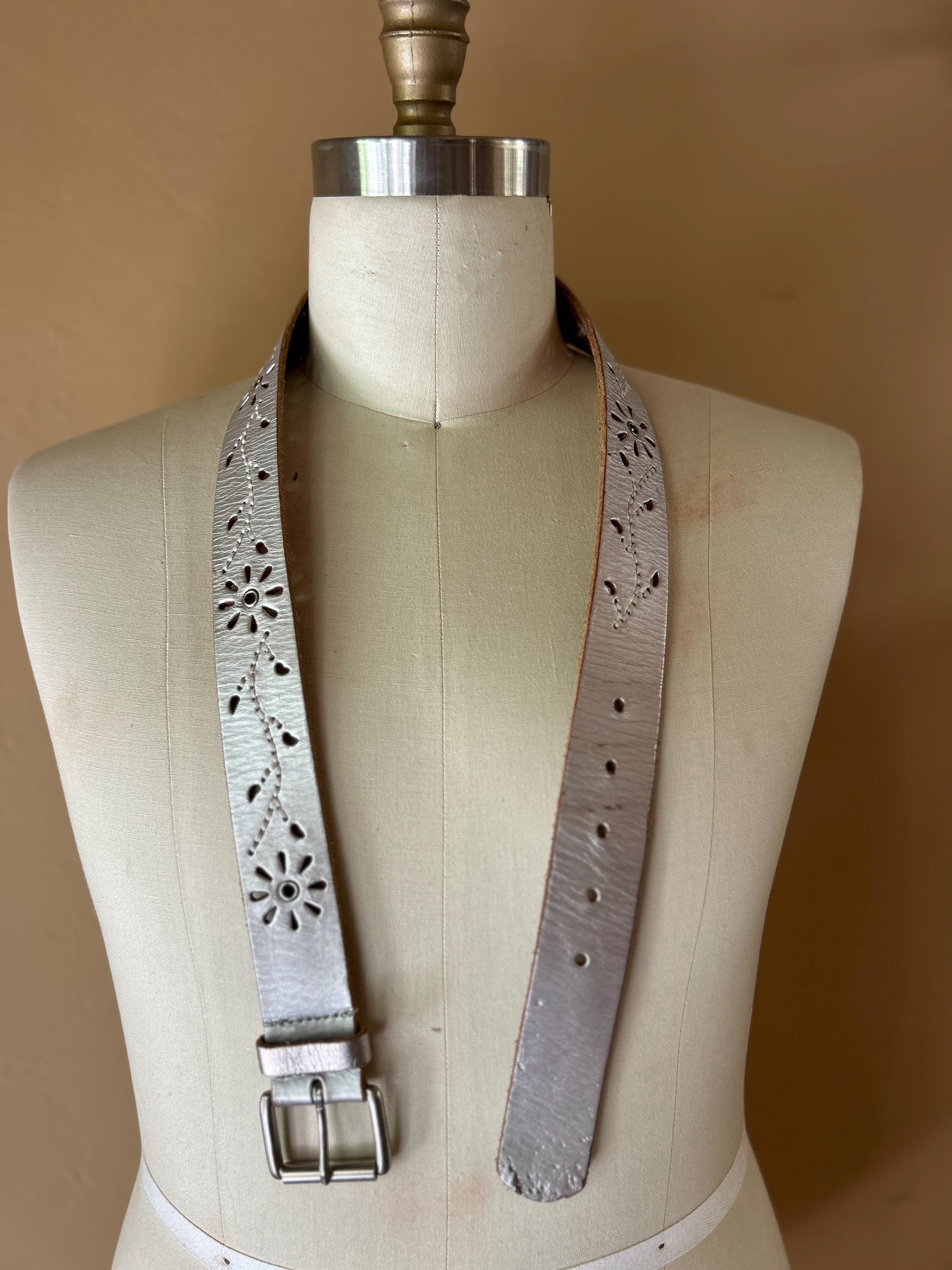 ヴィンテージの本革シルバーベルト。パンチングフラワーデザインとシルバーバックル付き。 - Etsy 日本