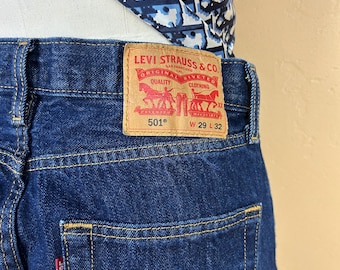 Pantalones vaqueros Levi Strauss 501 vintage, color azul, talla 29 x 32, cierre de botones, excelente estado.