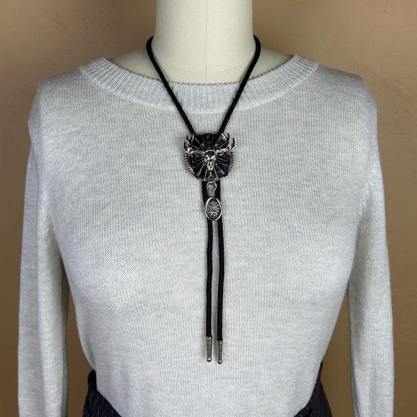 Cravatta Bolo vintage in argento riciclato con cordino nero - Teschio di cervo del sud-ovest con protezione spirituale