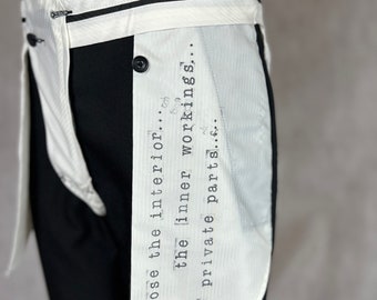 Exponga los pantalones de vestir unisex interiores: los detalles interiores se presentan en estos pantalones hechos a medida por expertos con poema estampado a mano