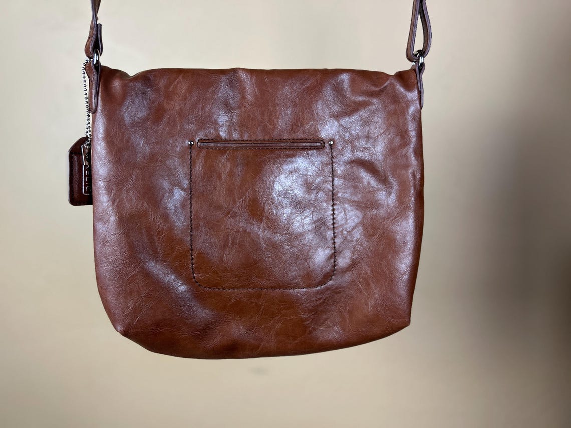 Vintage Genuine Leather Shoulder Bag in Fold Over Envelope Style - Designer Brand With Zipper Top, Logo Dog Tag, Adjustable Handle Length, foto 3 di 5