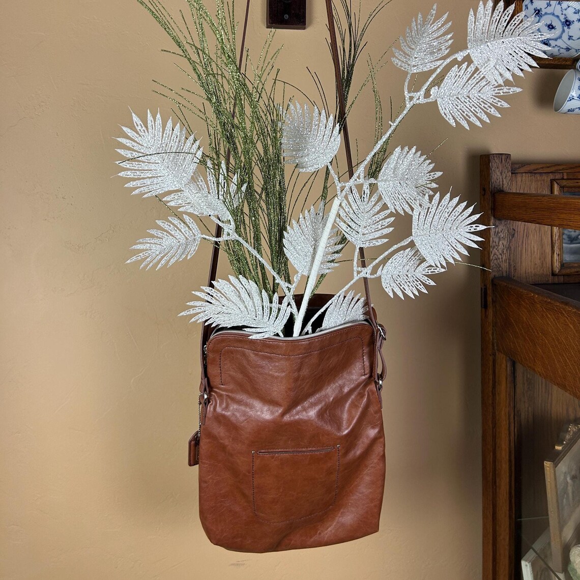 Vintage Genuine Leather Shoulder Bag in Fold Over Envelope Style - Designer Brand With Zipper Top, Logo Dog Tag, Adjustable Handle Length, foto 1 di 5