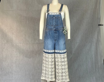 Mezcla reciclada de monos de mezclilla americanos clásicos y un mantel vintage tejido a mano crean un conjunto llamativo
