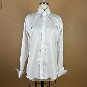 Camisa de vestir blanca clásica de puño francés, reciclada y de segunda mano, con cuello tipo daga estilo años 70 añadido - Inspirada en las tendencias de diseño de este año.