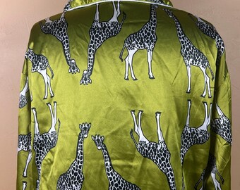 Pijama de mujer de satén color chartreuse de segunda mano con jirafas blancas y negras.