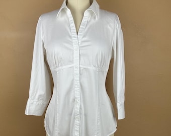 Blusa blanca de segunda mano con cintura tipo corsé - Cuello con escote en V profundo y cintura con forma de corsé