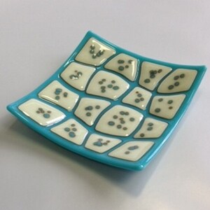 Retro warp dish, French vanilla on turquoise